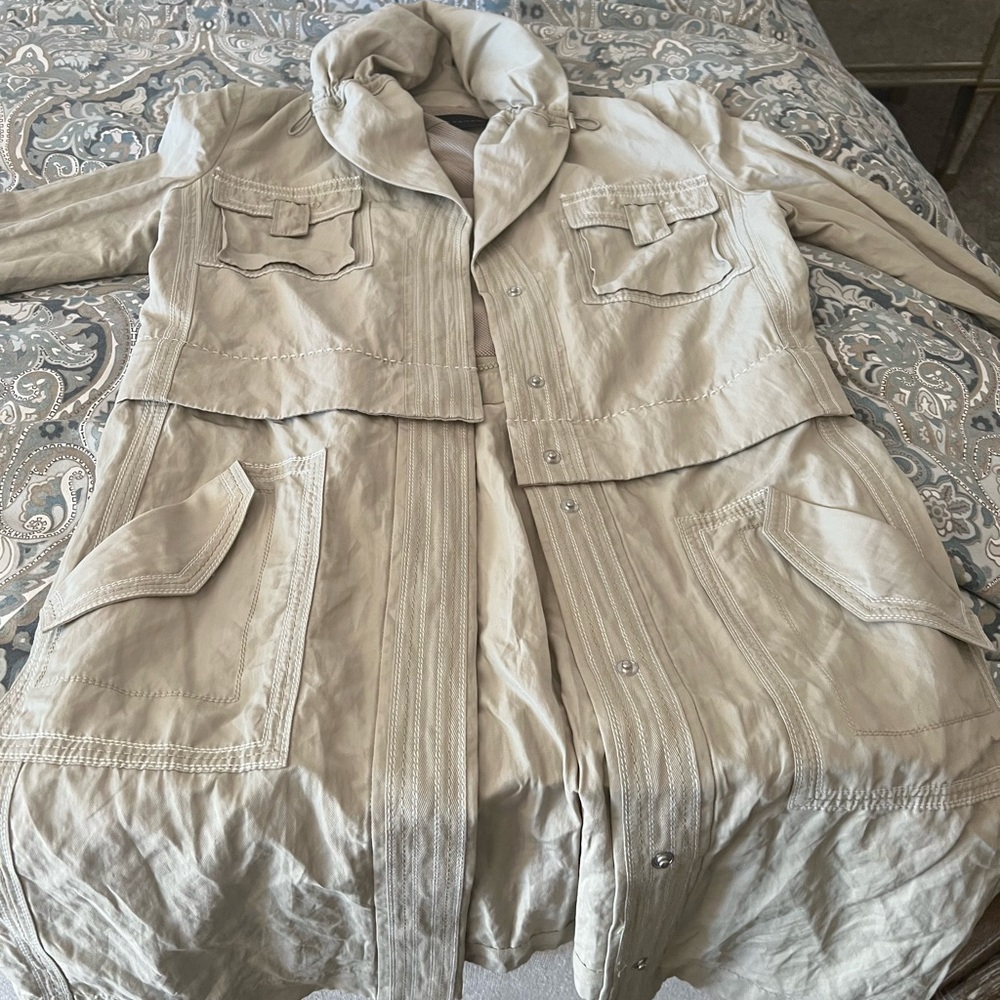 Elie Tahari Light trench jacket